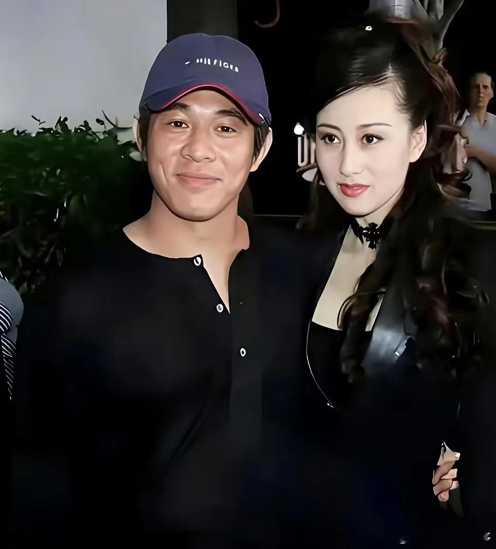 李连杰之前住院，他老婆利智被曝每天仅探视15分钟。这个爆料是很么用意，一看就很明