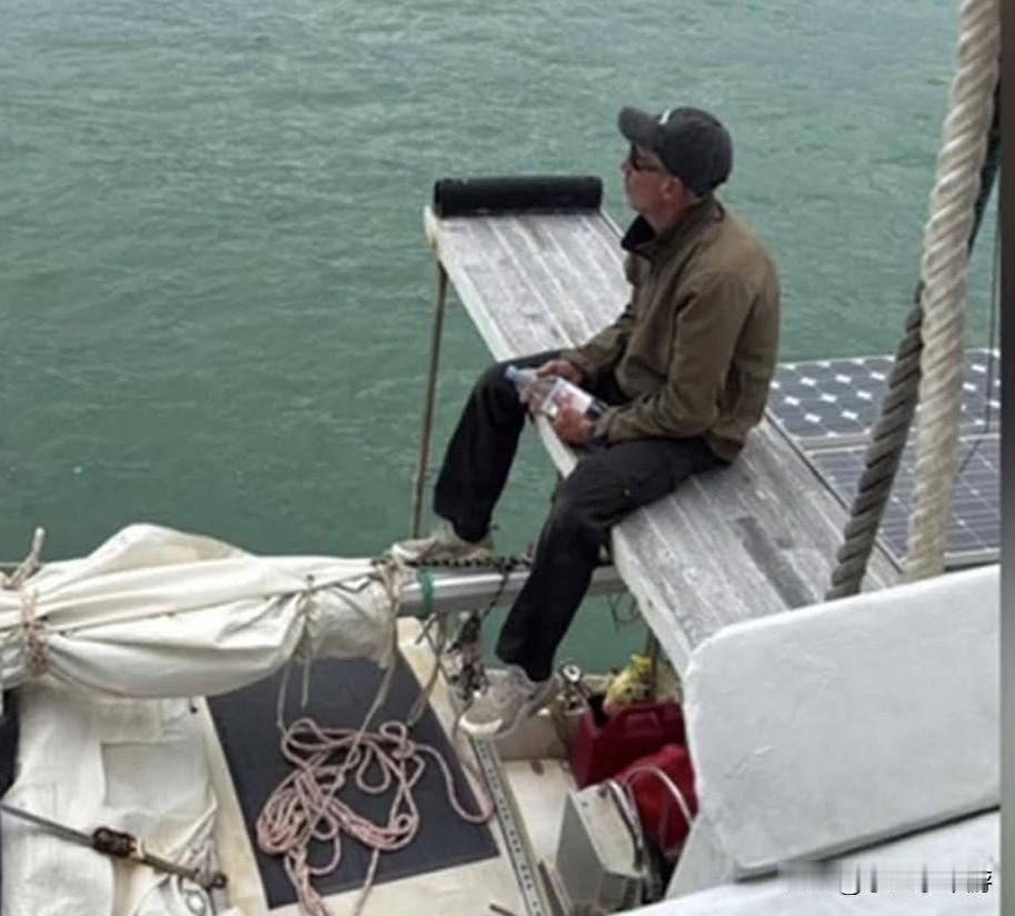 美国男子驾游艇横跨大西洋见俄罗斯网友 ，孤独航行11个月上岸即被捕！
 
据外媒