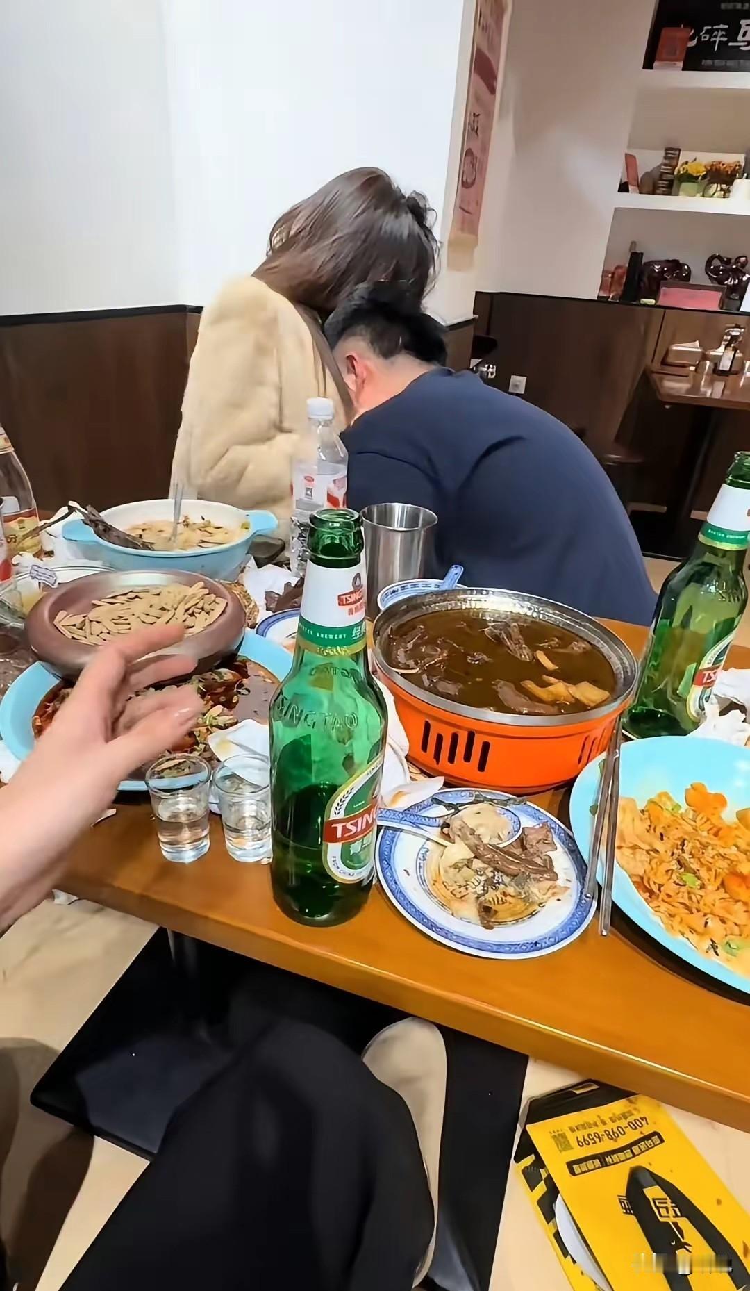 老婆陪着喝酒，这家庭地位不用说了…[赞]