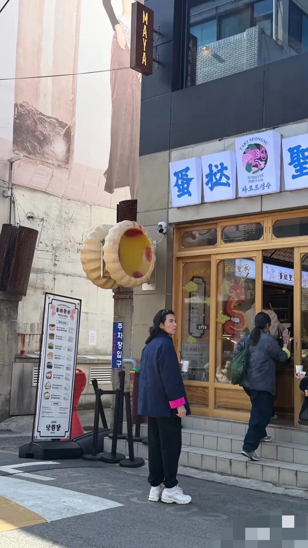 萧敬腾与林有慧在韩国逛街被偶遇，二人穿着国风上海滩的衣服，是情侣装，穿着打扮像情