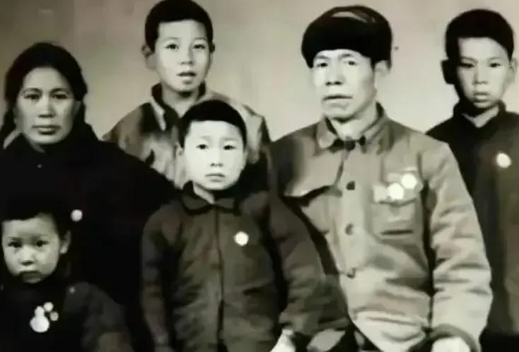1955年，年过五十的抗日英雄肖万世，要迎娶18岁的夏启芳，夏父破口大骂。不料，