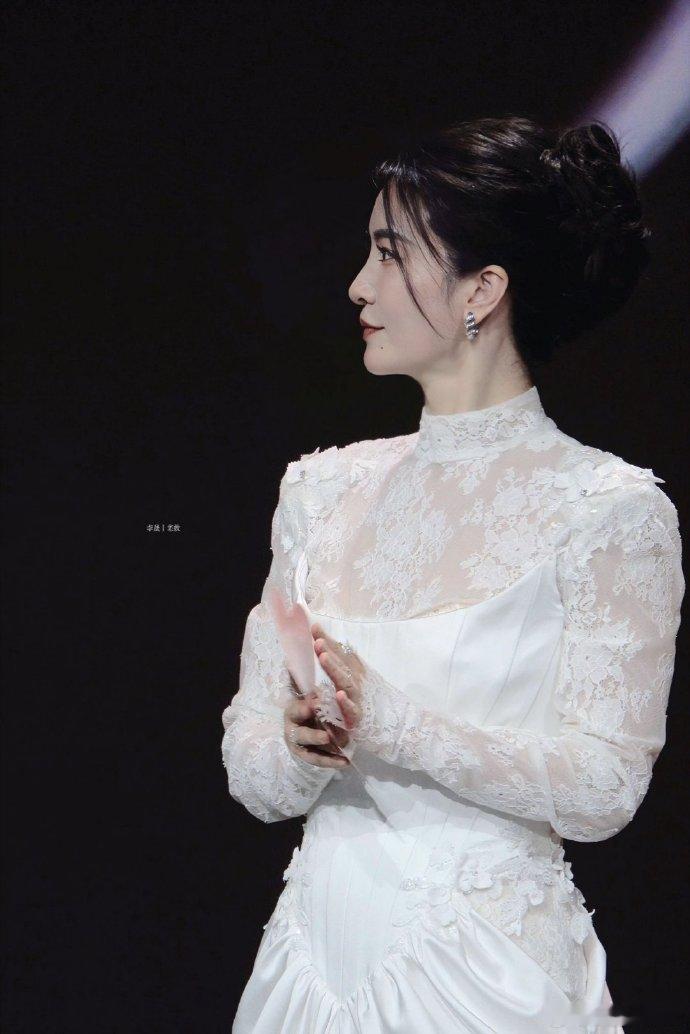 谢娜李晟重温姐姐宿舍谢娜李晟重游姐姐宿舍，熟悉的场景扑面而来，一下子梦回追浪姐的