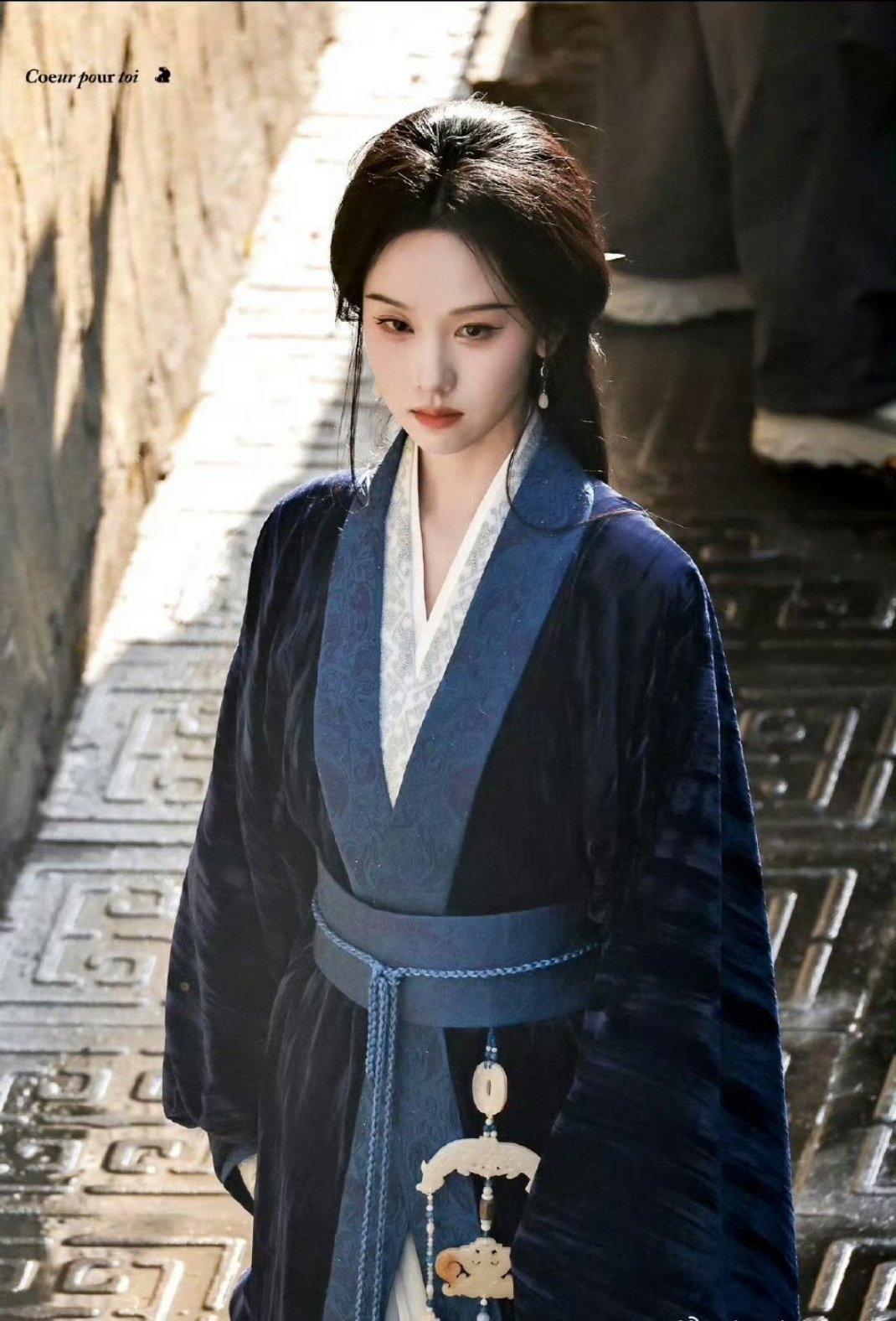 女明星们穿着越素反而越美丽的除了陈都灵和刘些宁还有谁啊？ 