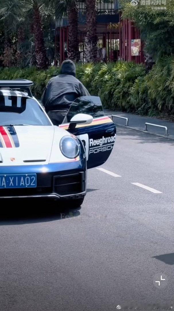 王星越开跑车上班王星越开保时捷上班横店古装造型再帅，也藏不住王星越换现代装的惊艳