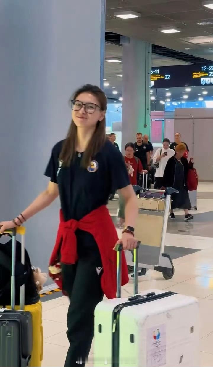 这应该是缪美女抵达亚冠比赛地泰国的照片了。女排亚冠缪伊雯中国女排后天16点北京时