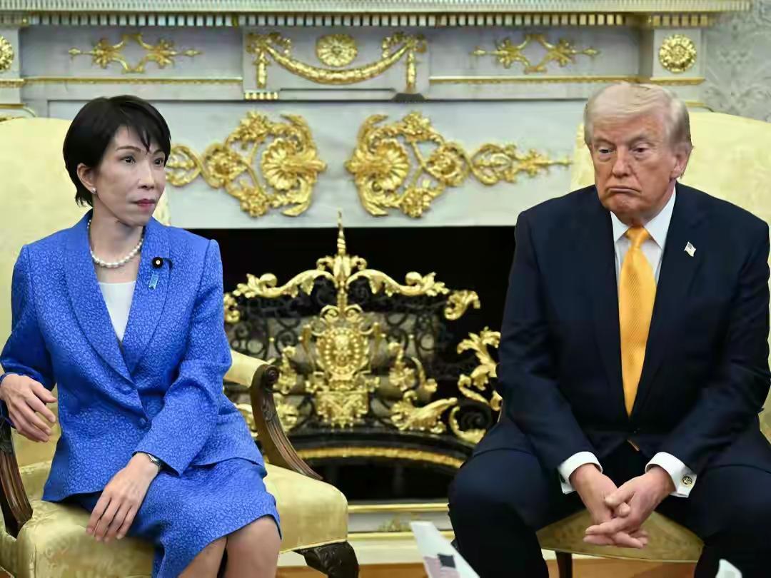 日本降级对华关系，受到强势反制。美国一心扼制我国发展，而高市访美不久，便顶风降级