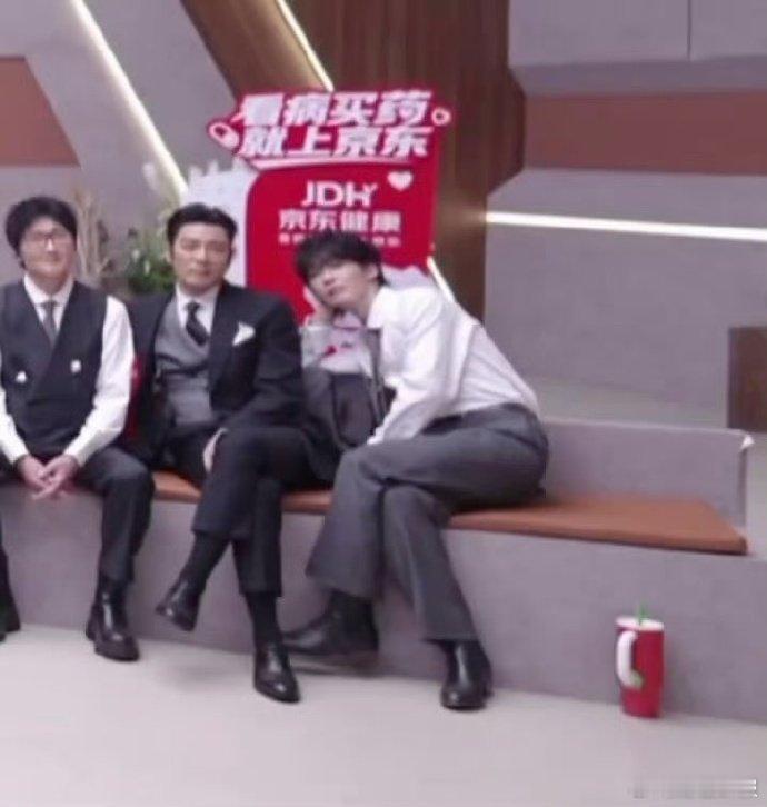 茶花开了唱哭王赫野披荆斩棘很难不被《茶花开了》打动，舞台氛围感十足，王赫野在现场