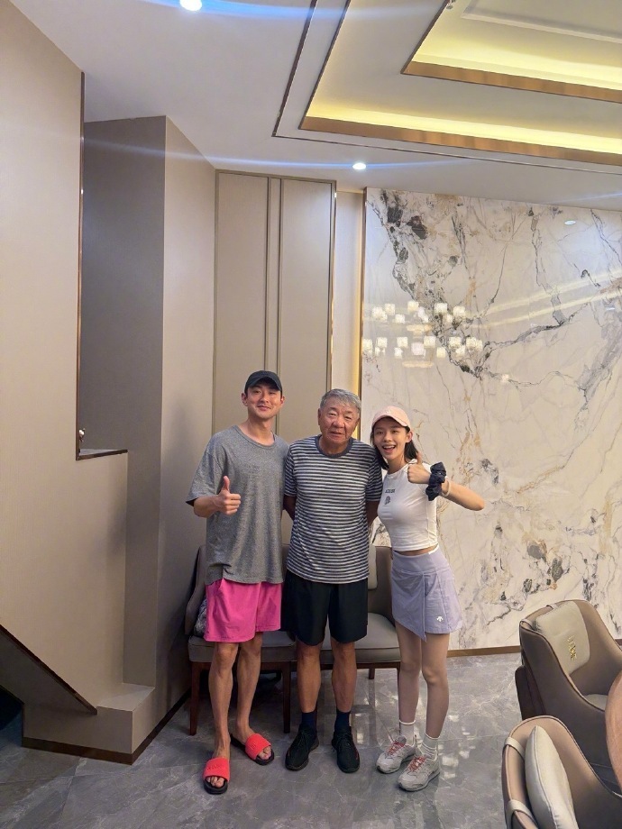 林允晒与丁宁合影   和大家分享了很多生活中的小美好了呀，看到咱们的林允晒与丁宁