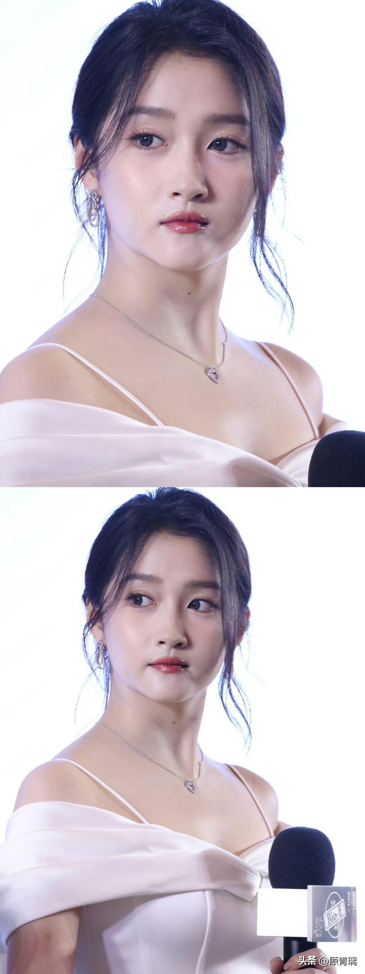 关晓彤扛住了这么近距离的镜头，我们的国民闺女可以称得上是肤白貌美吧！