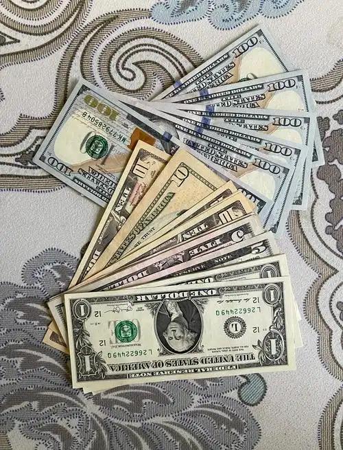 曾经对美元趋之若鹜的全球顶级金融机构，如今正出现集体转向迹象。


德意志银行直