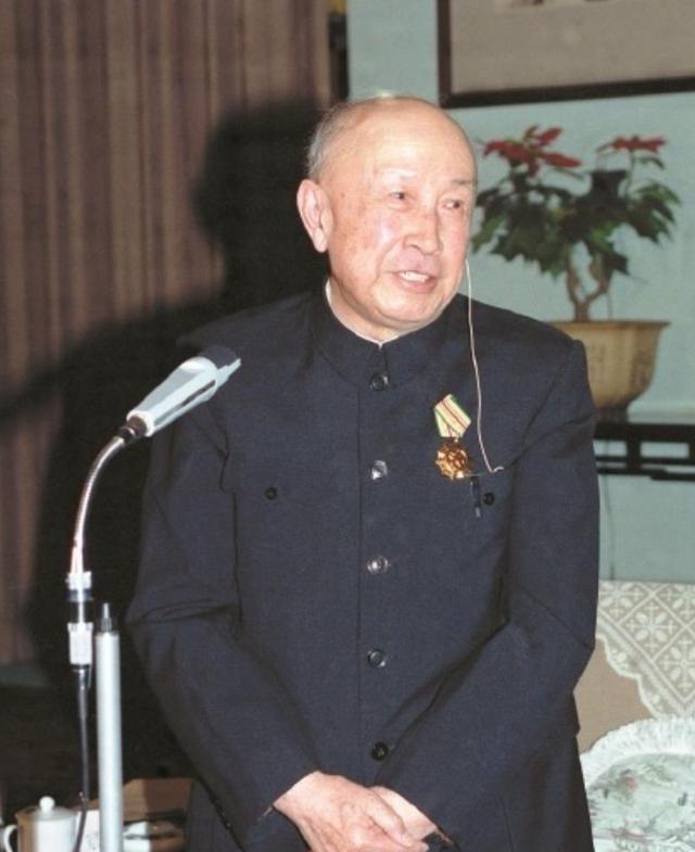 1964年，钱学森在家吃晚饭时，突然闻到了一道菜的味道有些发苦，就皱了皱眉，对家