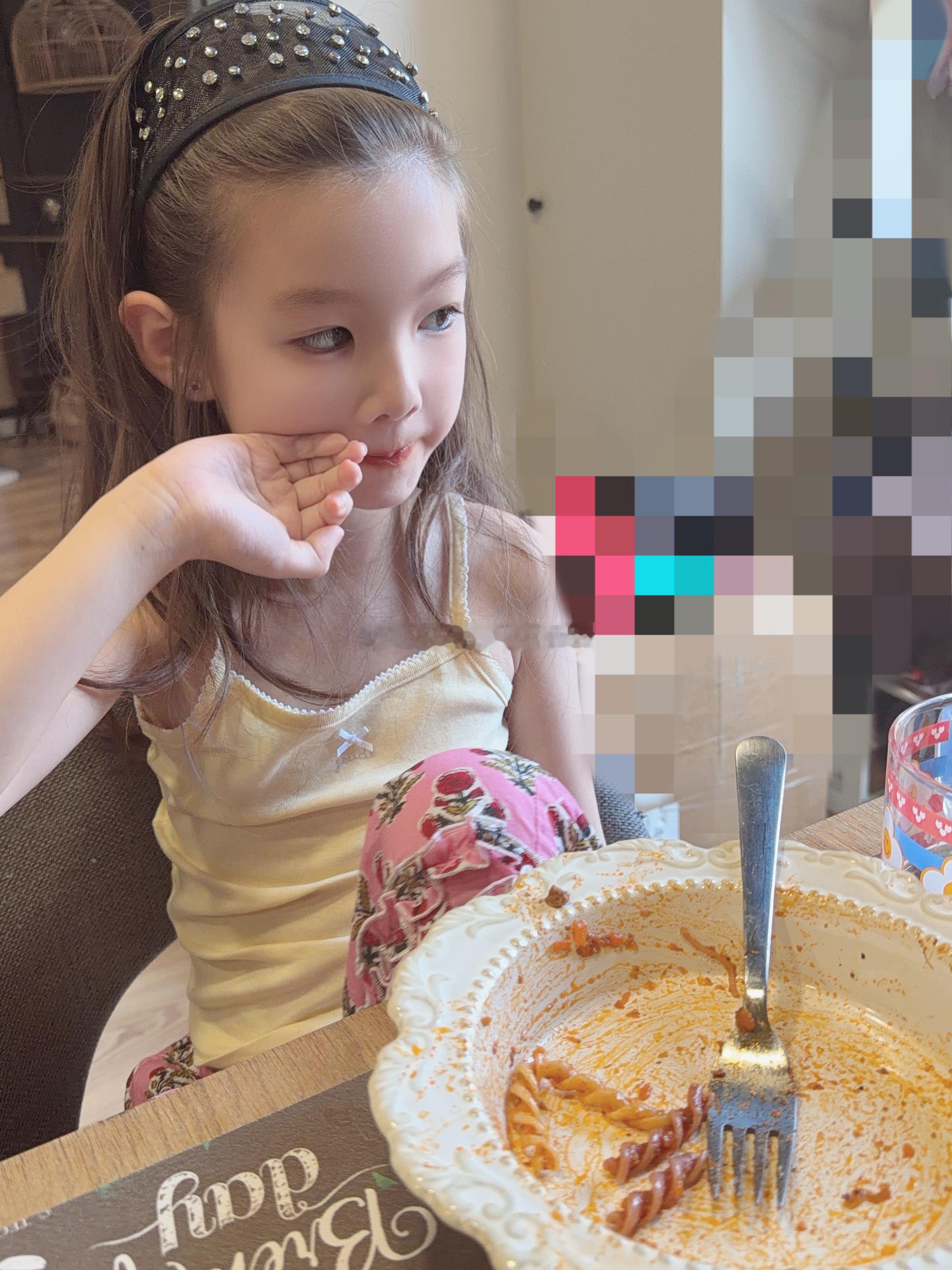 今儿中午孩子们吃意面忆小口的本来下了6包结果馒头又要添加两次我听到他喊 姥姥 还