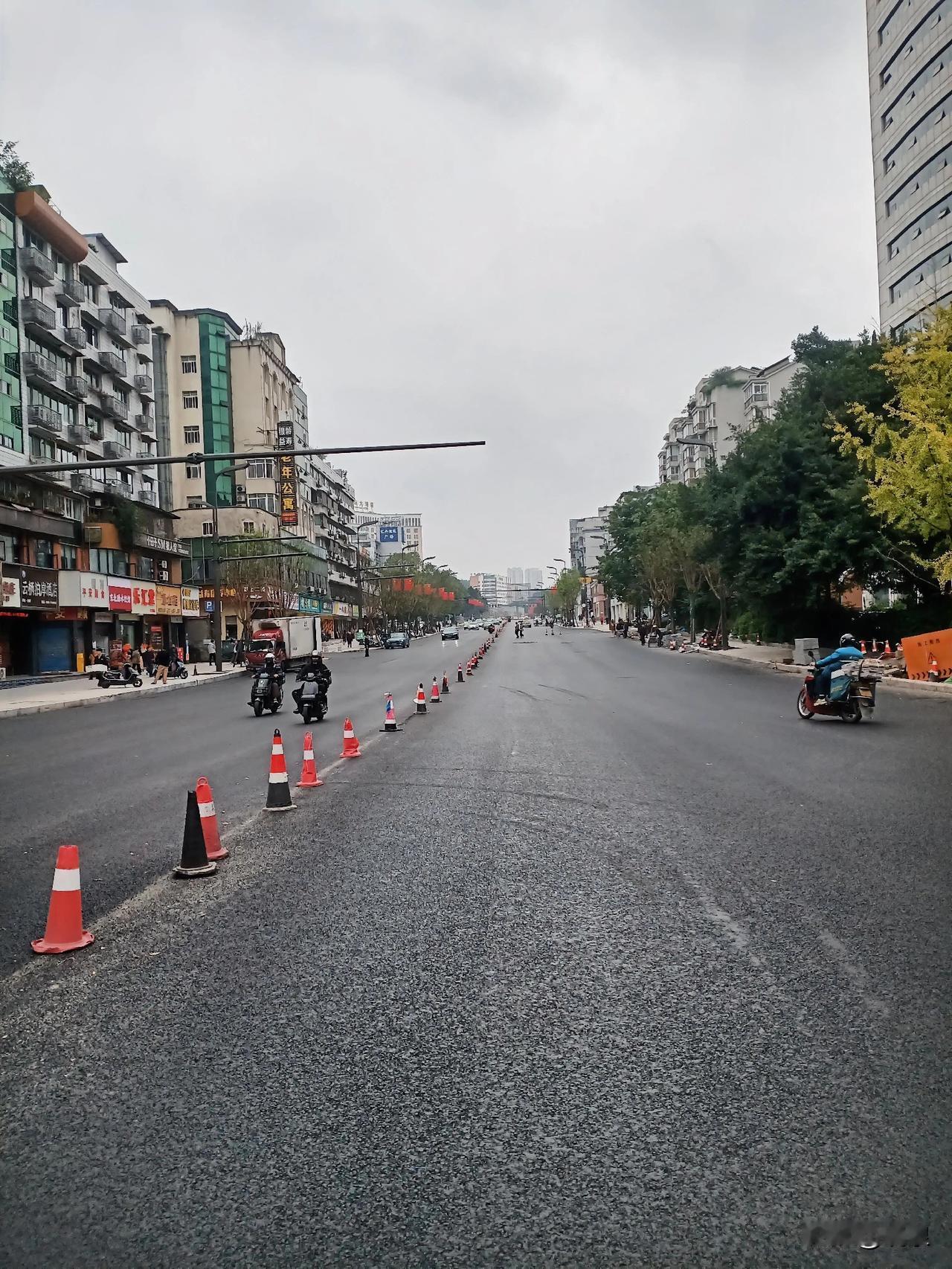 谁能猜出这条街是自贡城区的哪儿

宽宽的沥青路面又安逸又巴适

以前这段街是出了