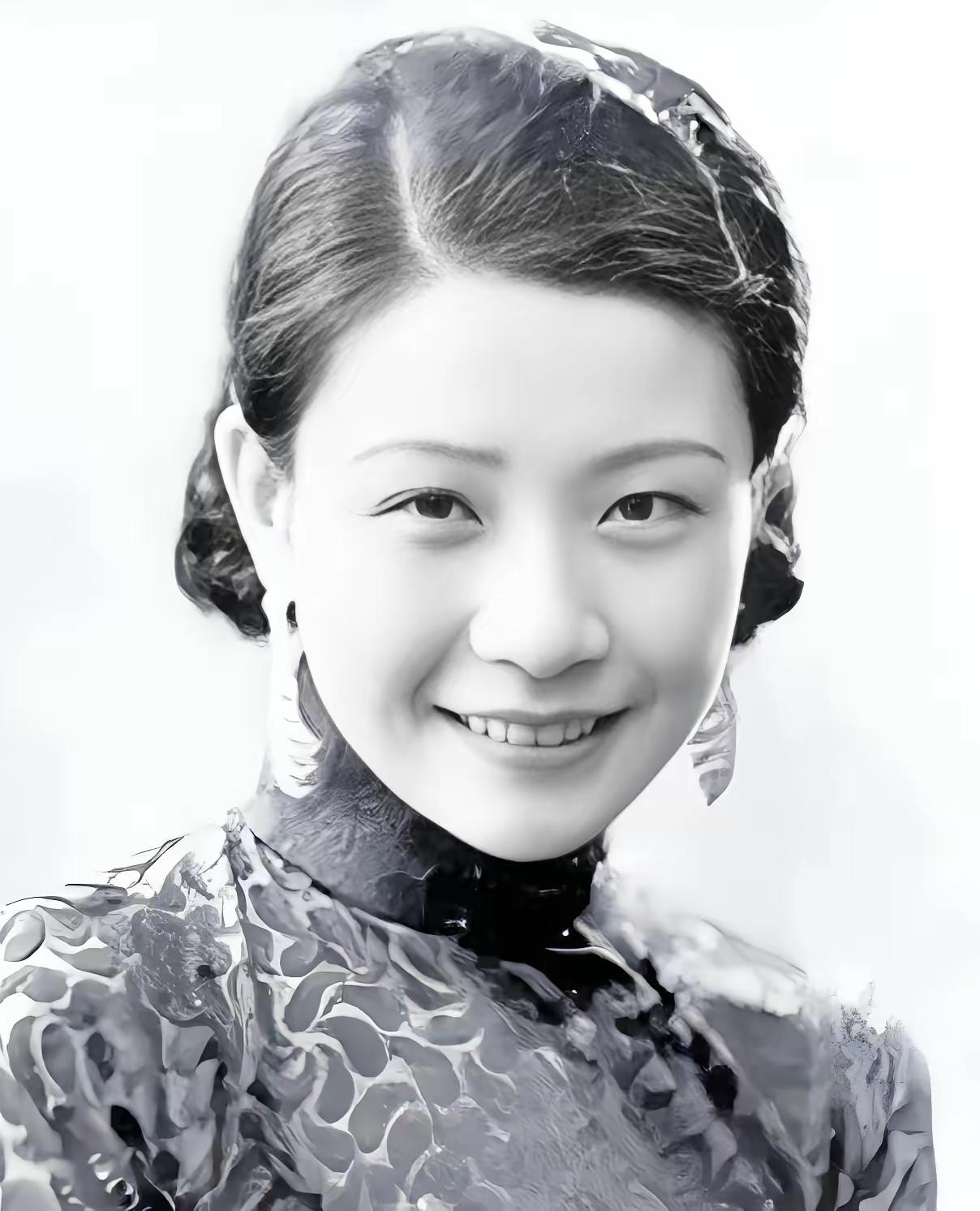 1963年，香港街头死了一个白发乞妇。路人拨开乱发才认出，此人竟是1926年以2