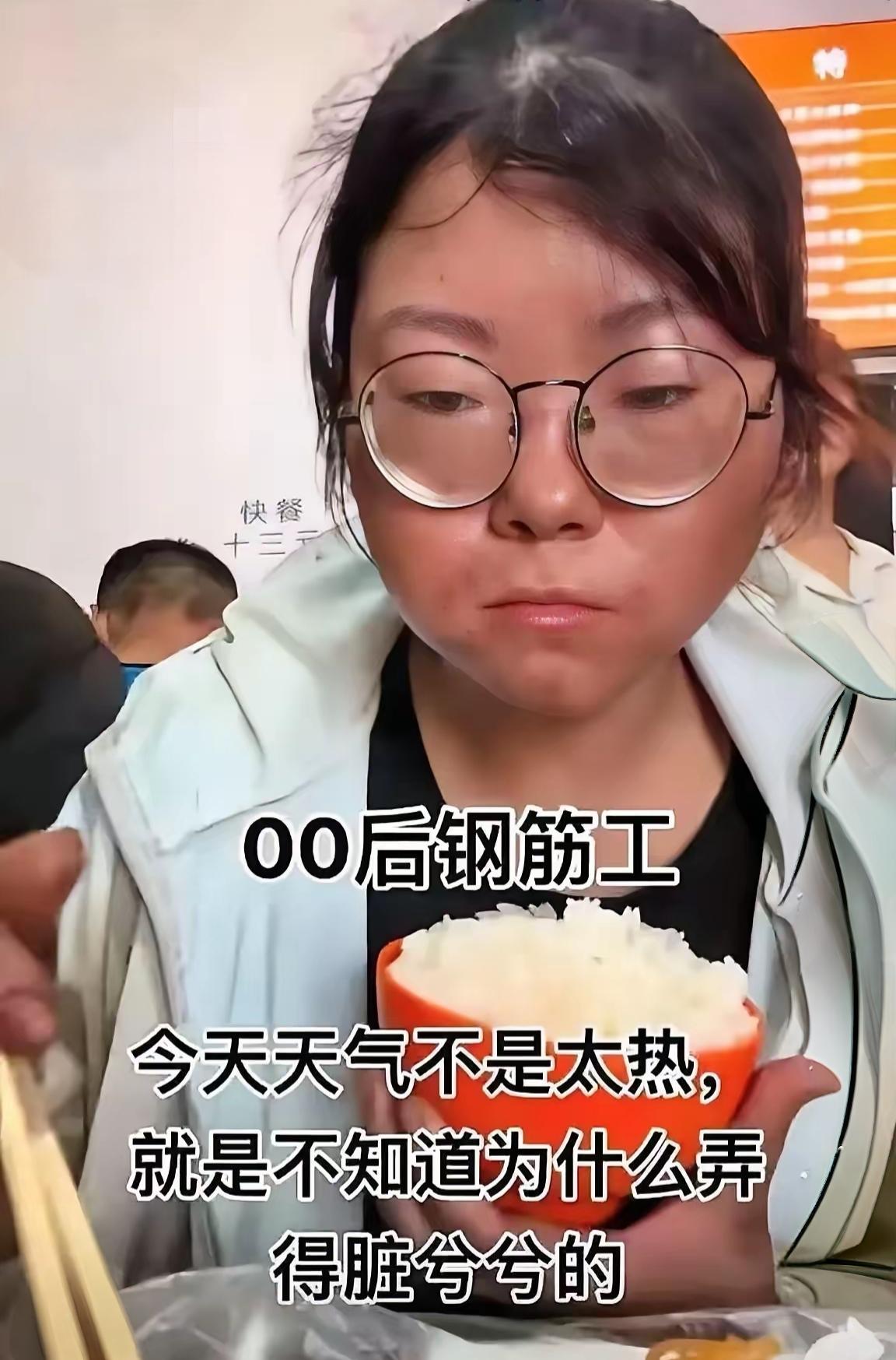 24岁的女孩来自四川巴中，她在陕西工地上干钢筋工的活儿。一开始，工头看她是个年轻