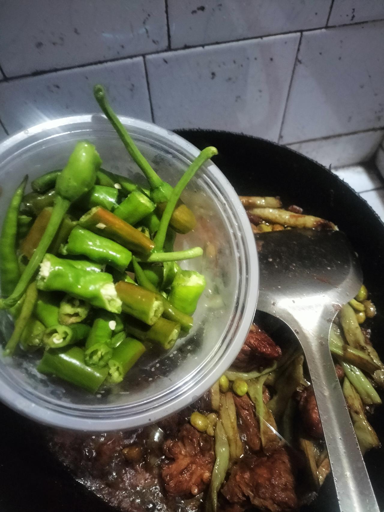 红烧排骨，昨天买了一斤排骨，本来是煮汤的，但我儿子不喝汤，晚上就来红烧的，就放了