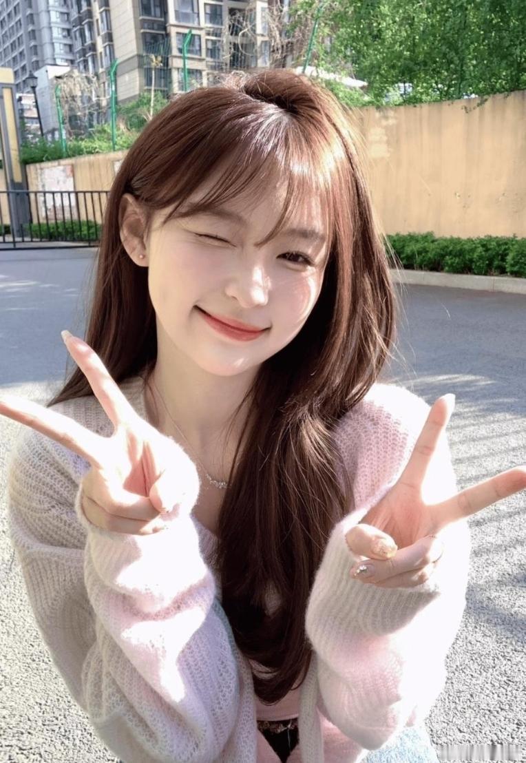 元气满满的一天，自微笑起始！😊🌞萌女孩总挂着甜美的笑容，似能将所有阴霾驱散。