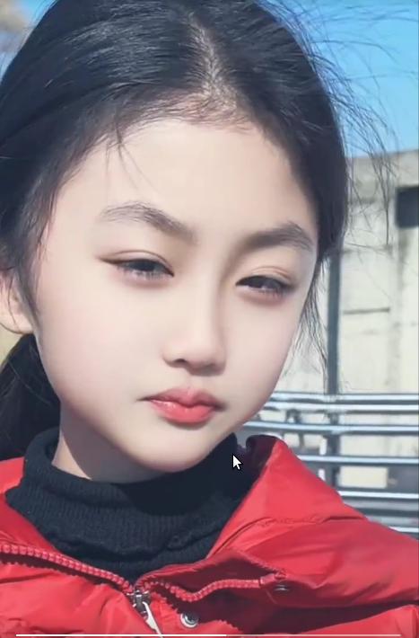 这小姑娘长大了，是不是越来越漂亮啦[赞]