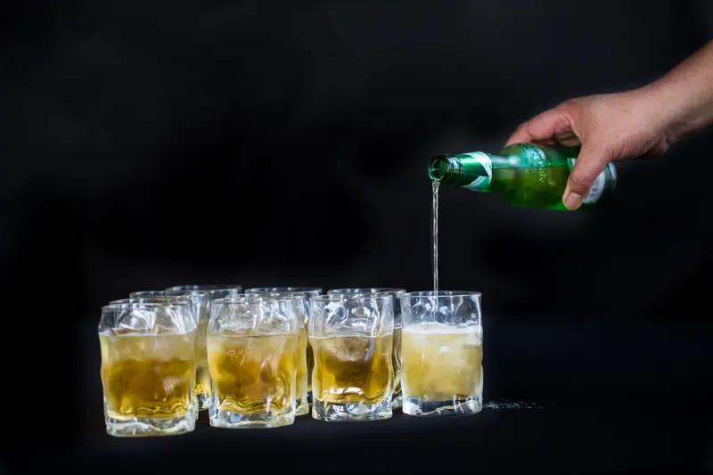 不存在安全有效的办法真正提高酒量。
酒量由体内两种解酒酶（乙醇脱氢酶、乙醛脱氢酶
