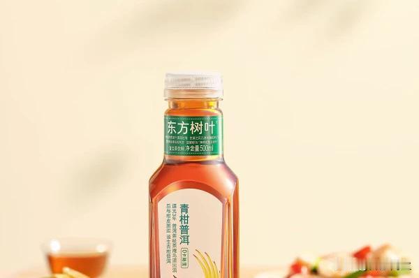 康师傅做了三十多年的饮品一哥，被农夫山泉超了。

2025年农夫山泉营收525亿