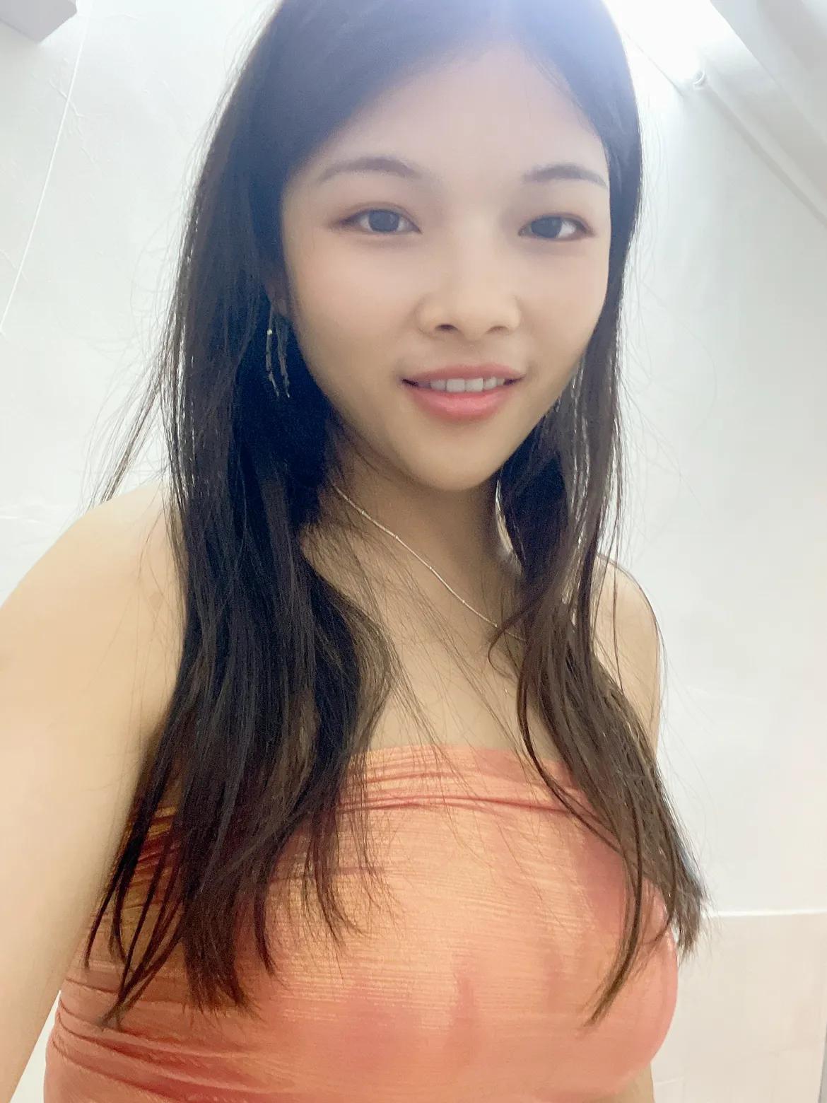 呵呵🤭大家说我准备的这套衣服好看吗？没遮住的地方会不会有点多，我以前穿过的衣服