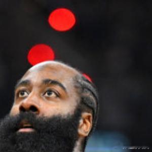 4月21日，NBA季后赛首轮G2骑士主场对阵猛龙，骑士在哈登、米切尔与莫布利三位