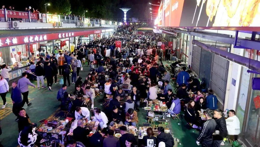 最近，淄博烧烤大火，满眼都是“进淄赶烤”的人。
“五一”假期更是将“淄博烧烤”火