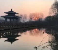 月上柳梢头，人约黄昏后。