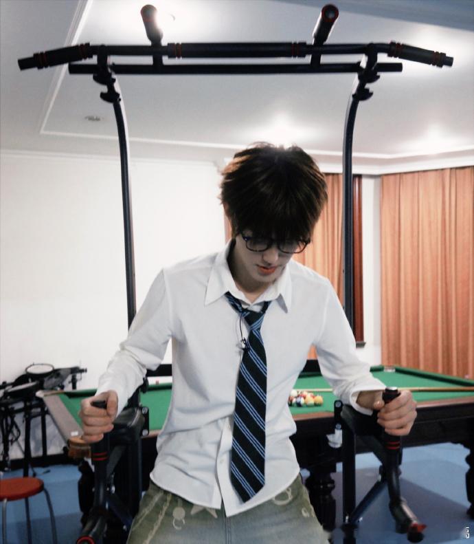 锻炼照定格张泽禹挥洒汗水的瞬间，引体向上的突破需要耐心与毅力，他问粉丝自己引体向