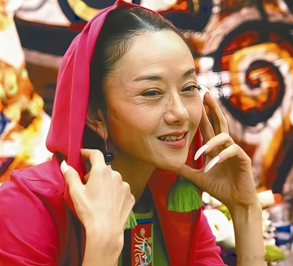 知道杨丽萍的指甲很长的没想到这么长她每天洗漱，吃饭方便咋办感觉这样的指甲生活都不