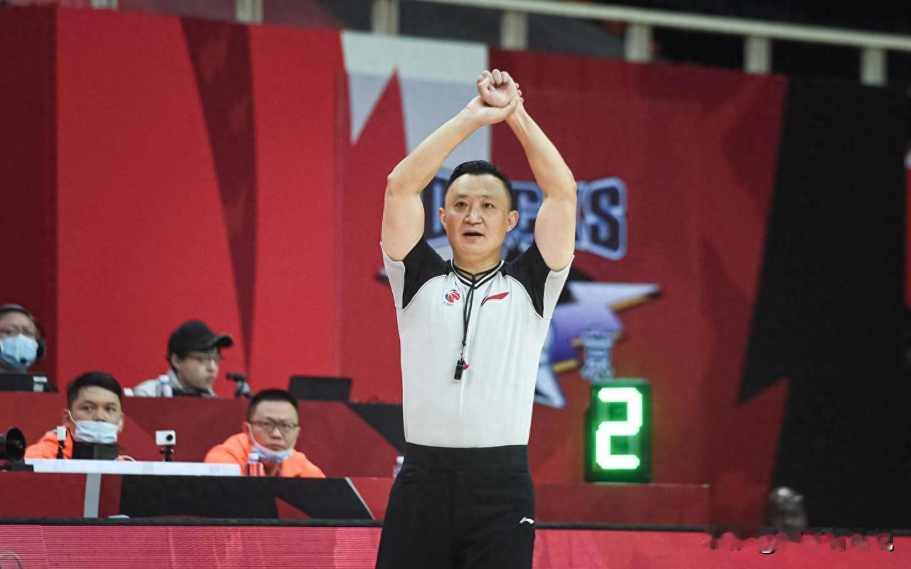 真有血性！儒帅暴怒摔衣，山东男篮绝地反击。
昨天山东对同曦的比赛，第三节出了大事