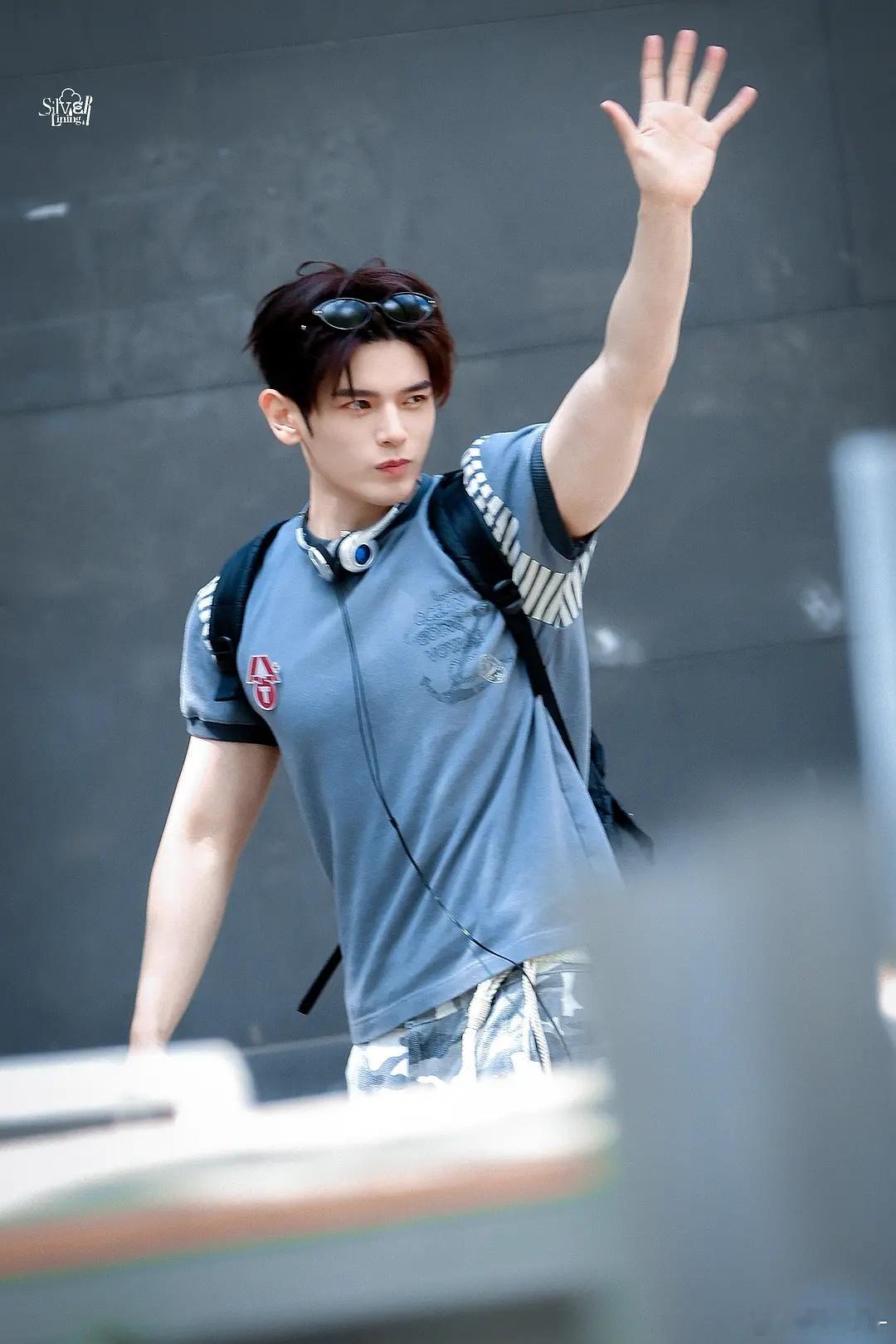 老师们 这个姚弛好帅啊 