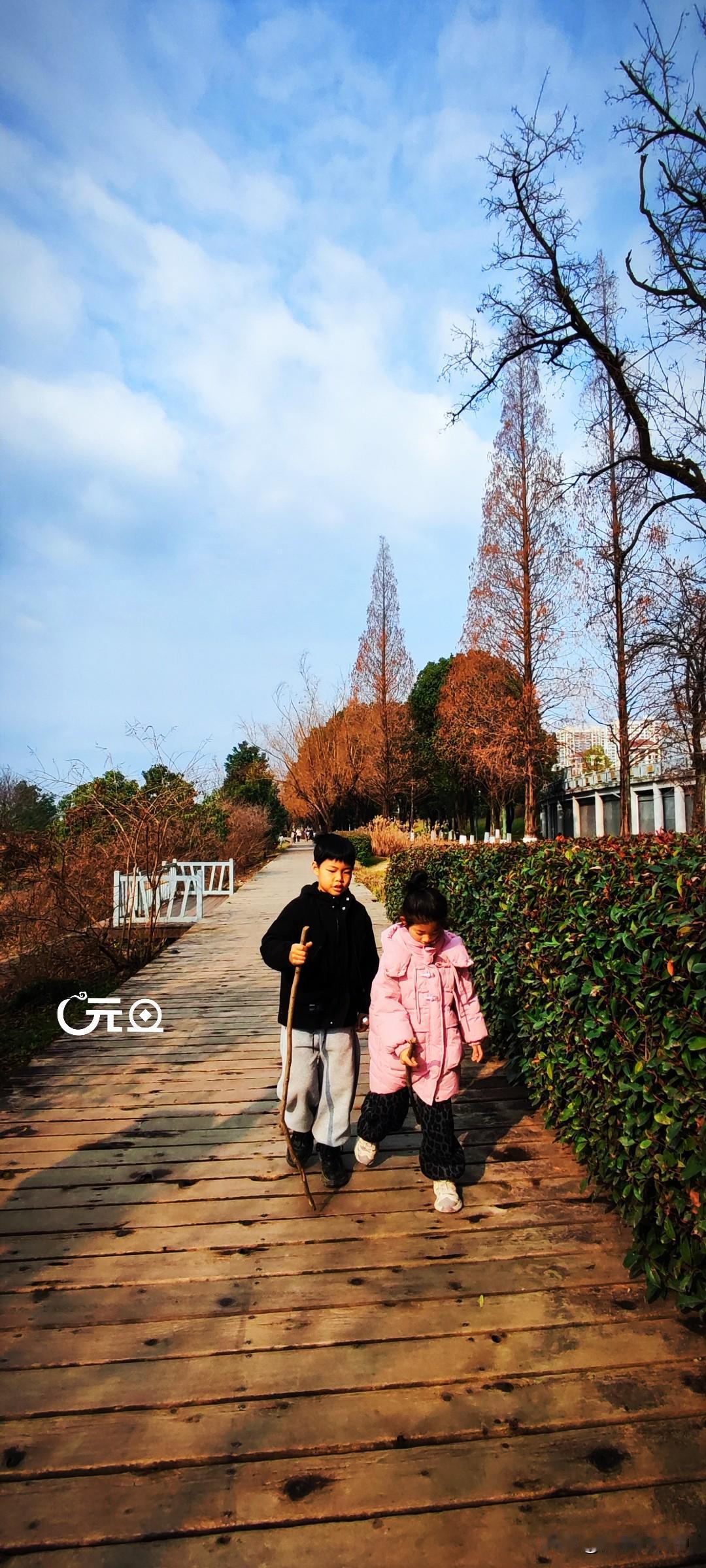晒图笔记大赛汉江湿地公园散步，迎面而来的两个小孩，骑着木棍，仿佛就是自己小时候一