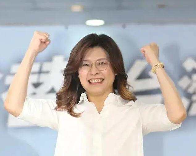 谁说郑丽文是单身的？


郑丽文的婚姻挺特别
恋爱二十四年才结婚
没办婚礼没拍婚