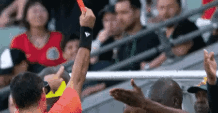 拜合拉木这球没问题吧，应该是先铲到球的，不是冲着人去的，裁判也果断判罚。
拜合拉