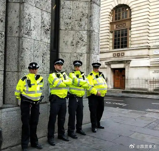 英国一辆汽车冲撞球迷5月26日，英国利物浦球迷庆祝球队夺冠时，一辆汽车突然加速冲