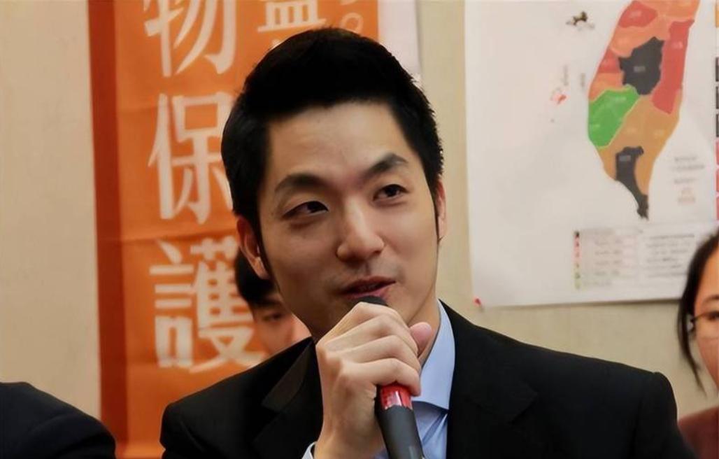 台北市长蒋万安整天对两岸问题提“尊严”，老蒋的铜像被人拆除、拨红漆你的尊严在哪里