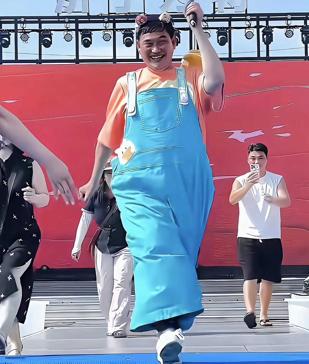 大衣哥这身扮妆让人无语，本来唱歌是你的强项，偏偏扮小丑取悦人
看到大衣哥朱之文最