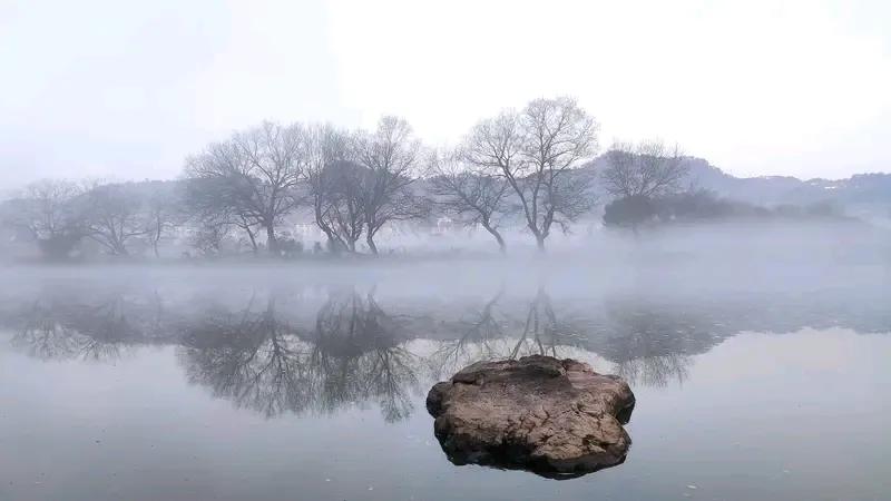 春花秋月何时了？往事知多少。小楼昨夜又东风，故国不堪回首月明中。雕栏玉砌应犹在，