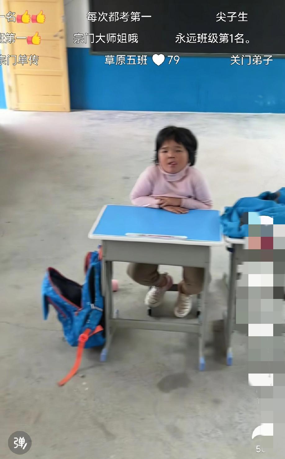 乡村开学季，这一幕太暖了
 
推开教室门，小丫头已经坐得端端正正。
一声“老师休