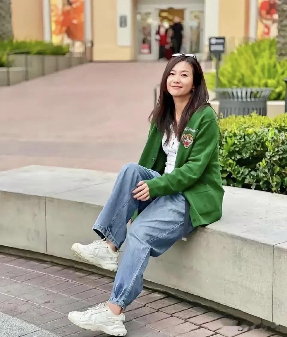 徐静蕾已经五十岁了，这谁敢相信？那仪态，那穿搭，真的是一种岁月也无法剥夺的魅力。
