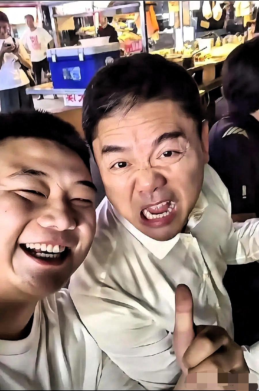 大家不要被刘强东骗了！
其实他根本不像大家说的那样，
我有一个宿迁的朋友说，他在