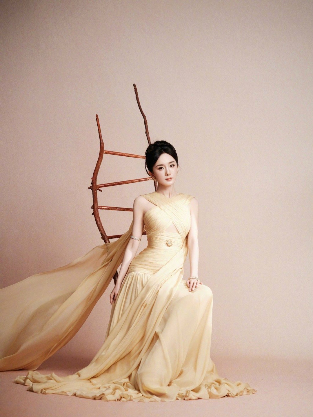 杨幂尖叫之夜红毯造型压轴出场，气场全开简直妈幂降临！ 