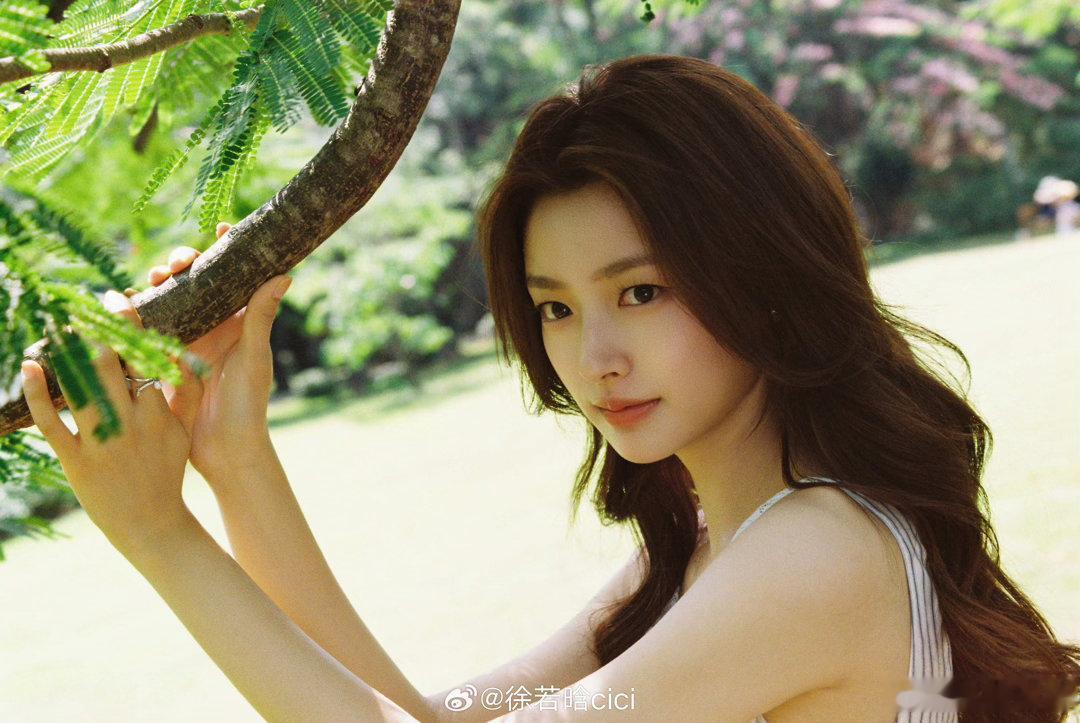 徐若晗完全氧气感美女徐若晗氧气感美女一眼沦陷的清新颜值，眉眼间尽是温柔元气。周身