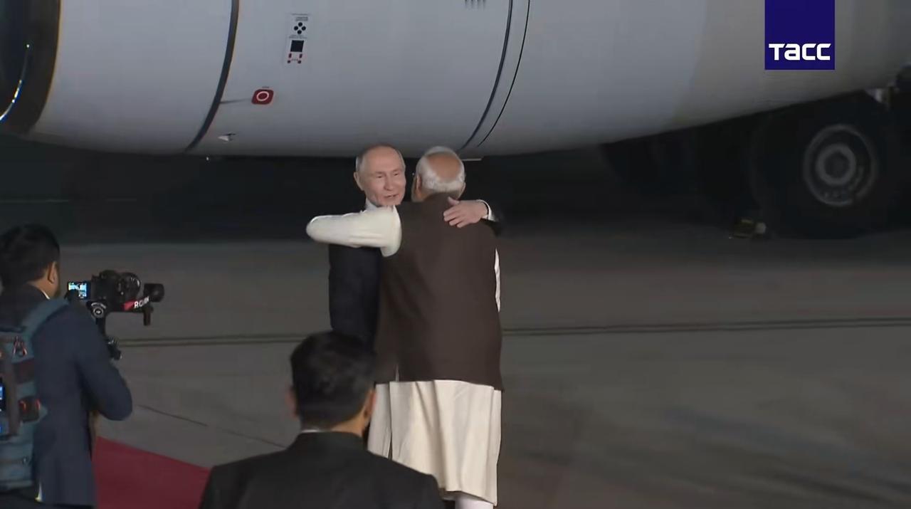 冬天里的一把火
莫迪邀请PJ访印，就像冬天里的一把火，温暖了PJ的心窝。德不孤，