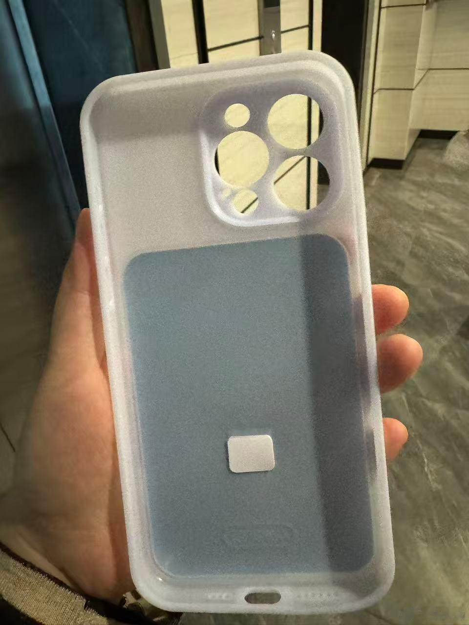 这个手机壳完全好看好用 手感好 可选的颜色多 立在桌上刷视频很方便 包裹性ok的