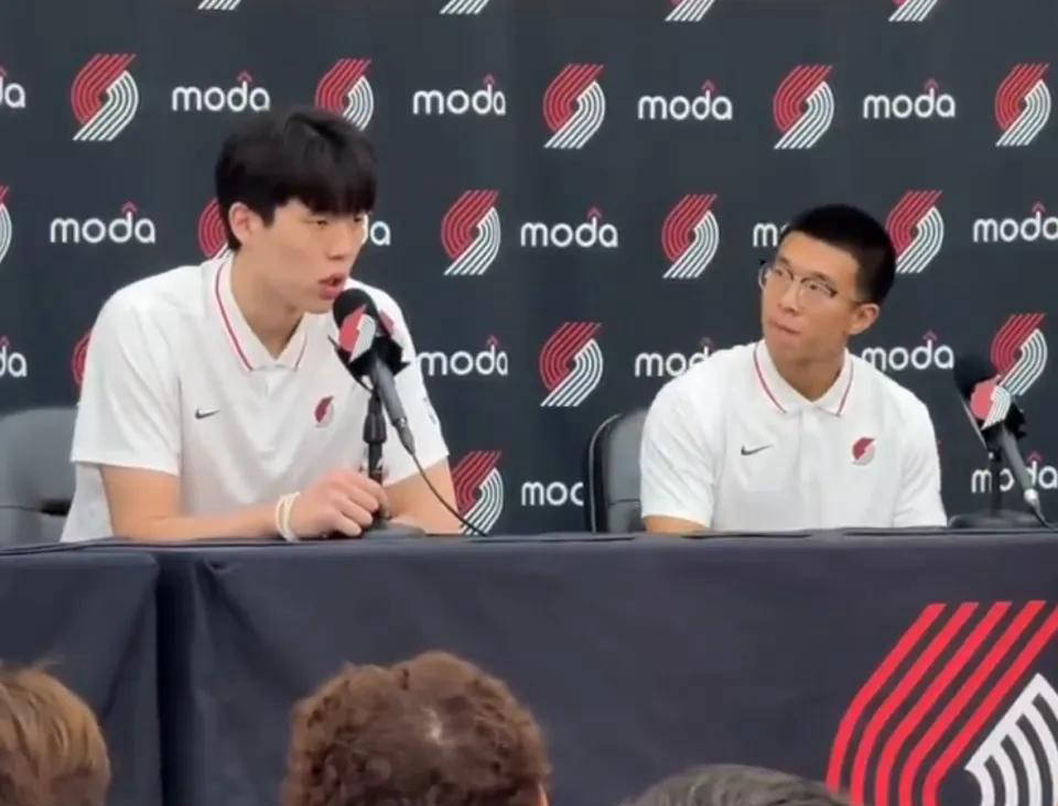 刘禹铖不再只是杨瀚森的专属翻译，而是正式成为开拓者队教练组的一员。他的加入传递出