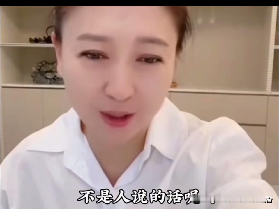 闫学晶在直播的时候，有粉丝说:“自己感觉挺好，其实你是个外人恨的海洋之星，你啥也