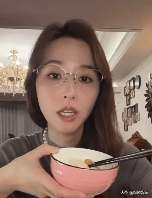 豪门阔太直播翻车！35岁宝妈自曝"被圈养"十年血泪史
 
吴佳尼直播时突然哽咽：