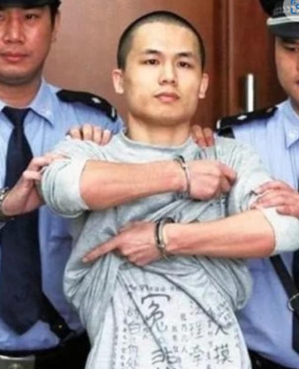 2013年10月，深圳市中级人民法院，法官宣判李才坤死刑的那一刻，这个三十出头的